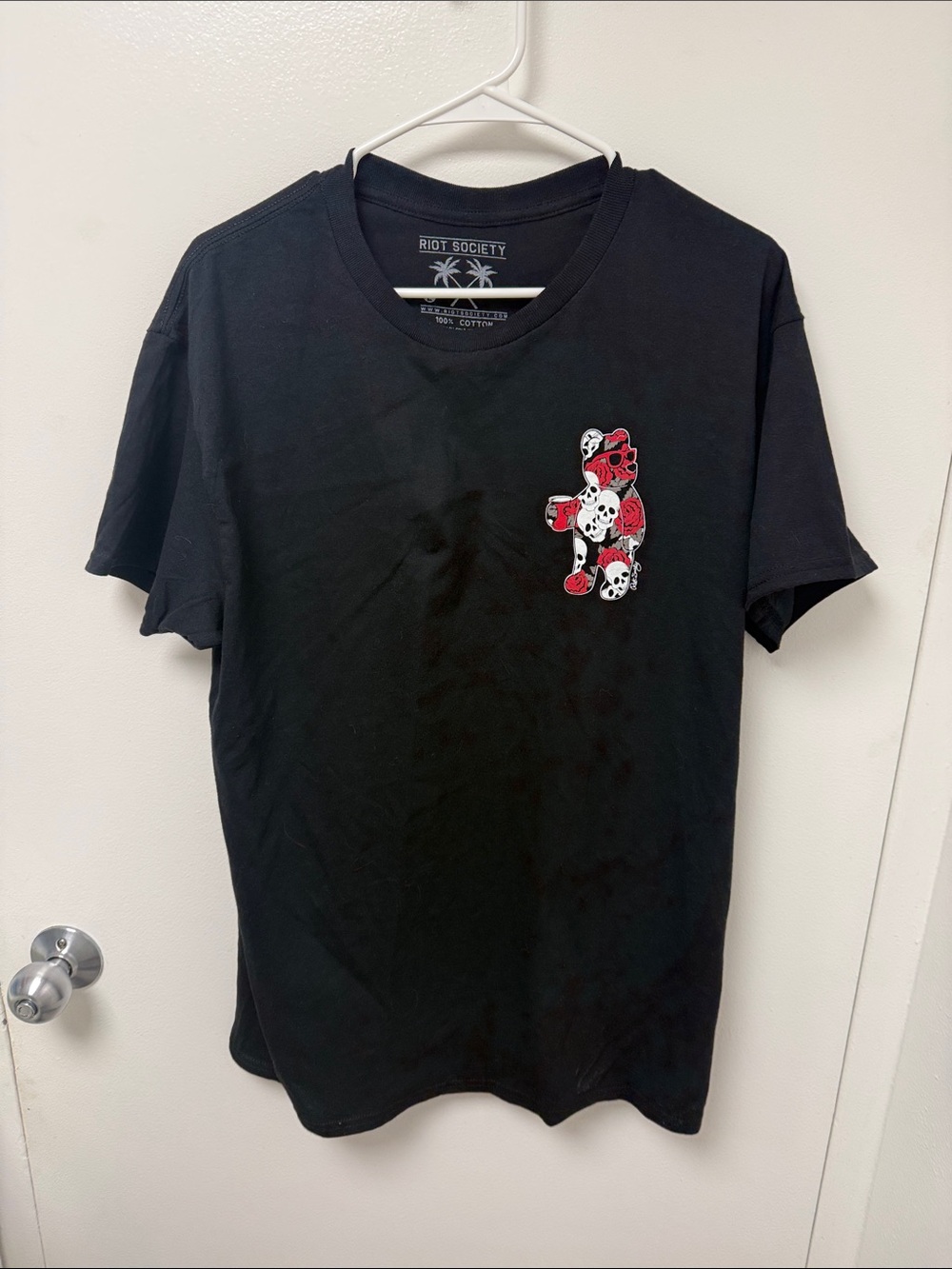 riot society Black Short-Sleeve Tee with Red & White Skull Bear Graphic